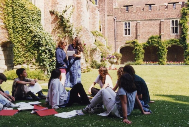 Estudiantes estudiando juntos en el parque en el curso ingles en inglaterra