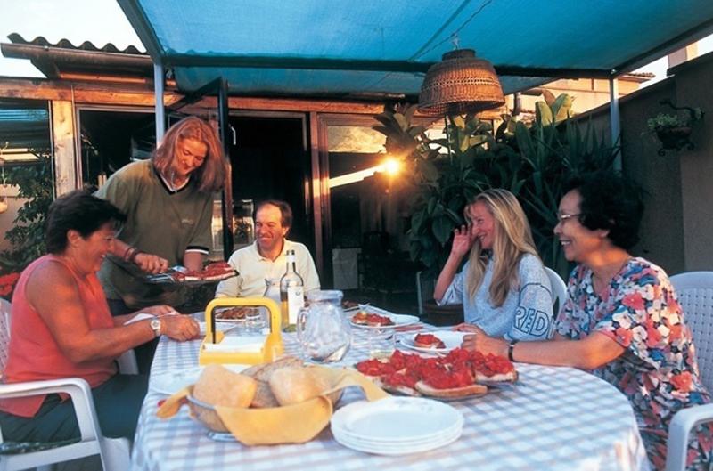 un participant à un séjour linguistique mange avec sa famille d’accueil 