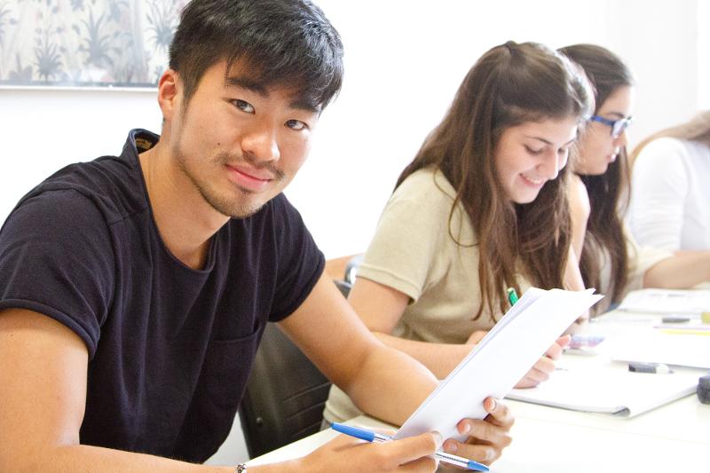 un jeune apprend l’italien en séjour linguistique 