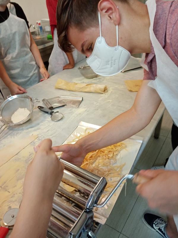 Des jeunes font des pâtes 