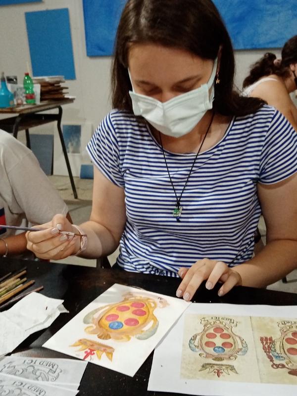 Jóven dibujando en el taller de arte y pintura del curso de idiomas en italia 