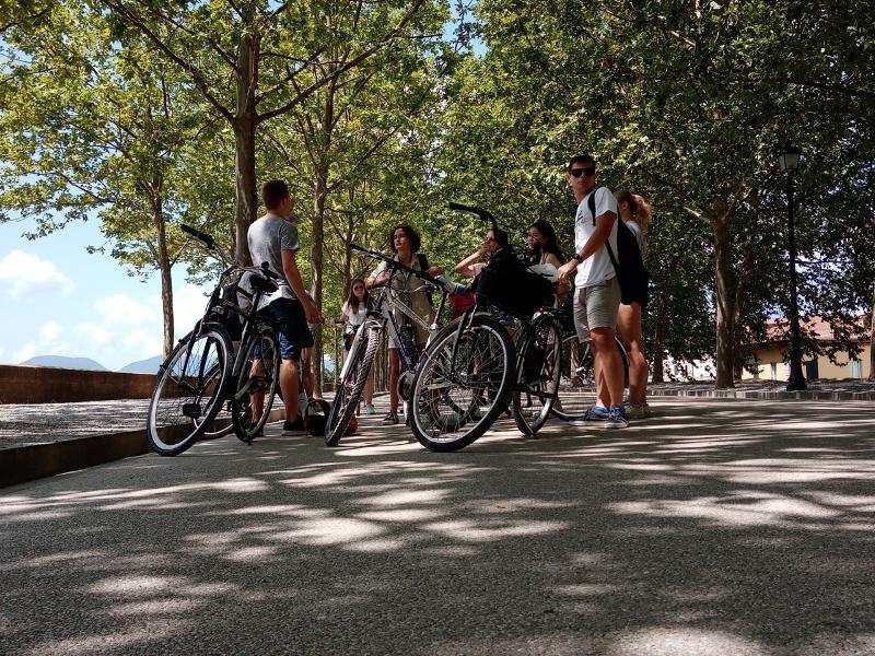 Grupo de participantes en una ruta en bici en el curso de idiomas en italia 