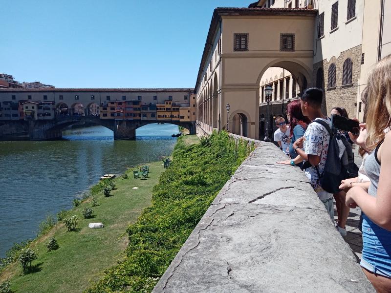 Grupo de participantes en el Ponte Vecchio en un tour del curso de idiomas en italia