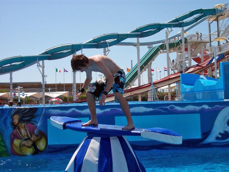 Jóven participante disfrutando del parque de atracciones acuáticas en el curso de idiomas en italia