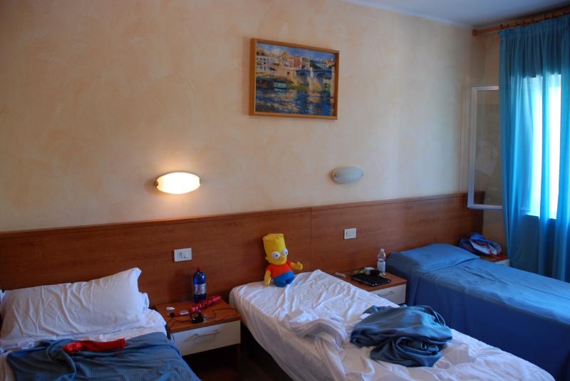 Habitación triple del hotel del curso de idiomas en italia 