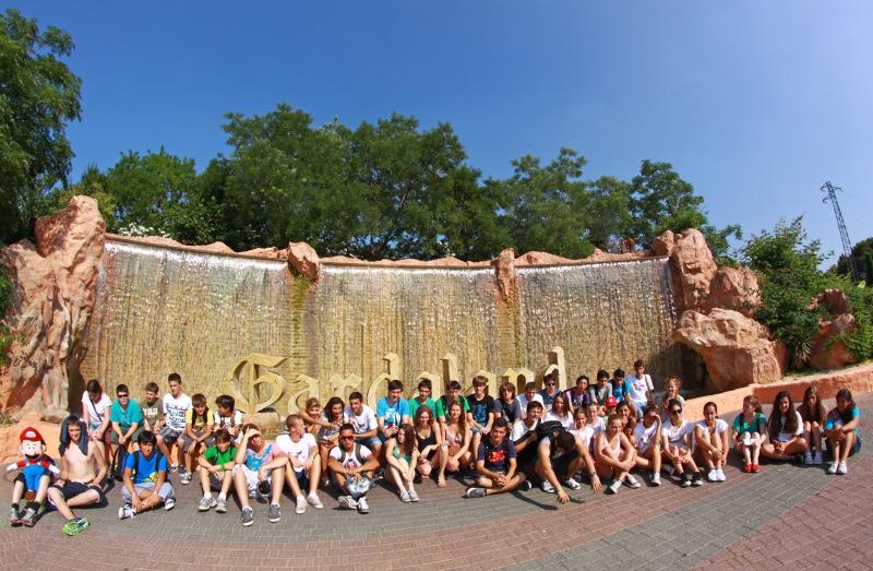 Grupo de participantes posando todos juntos para una foto en el parque de atracciones acuáticas del curso de idiomas en italia 