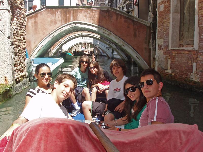 Participantes disfrutando de Venecia en góndola en el curso de italiano en italia 