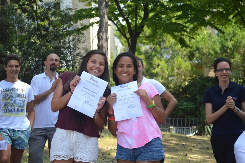 Participantes contentas con su certificado lingüístico tras finalizar el curso de idiomas en italia 