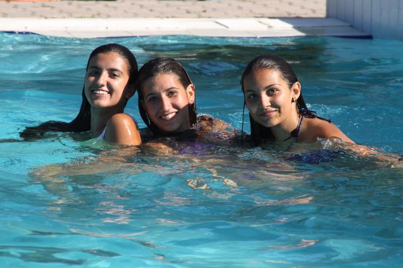 Participantes a remojo en la piscina del curso de italiano en italia 