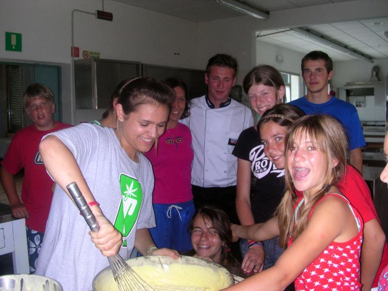 Grupo de participantes en una clase de cocina del curso de italiano en italia 