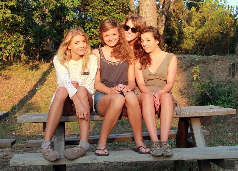 Cuatro chicas posando para una foto en un merendero del curso de italiano en italia 