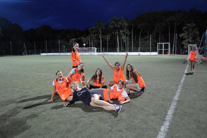 Grupo de chicas jugando al fútbol en el curso de idiomas en italia 