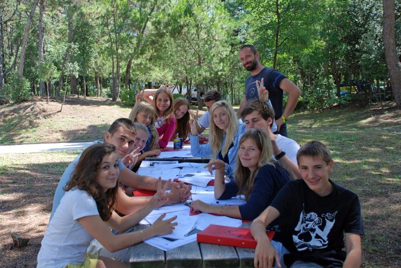 Grupo de estudiantes en una clase de italiano al aire libre en el curso de idiomas en italia 