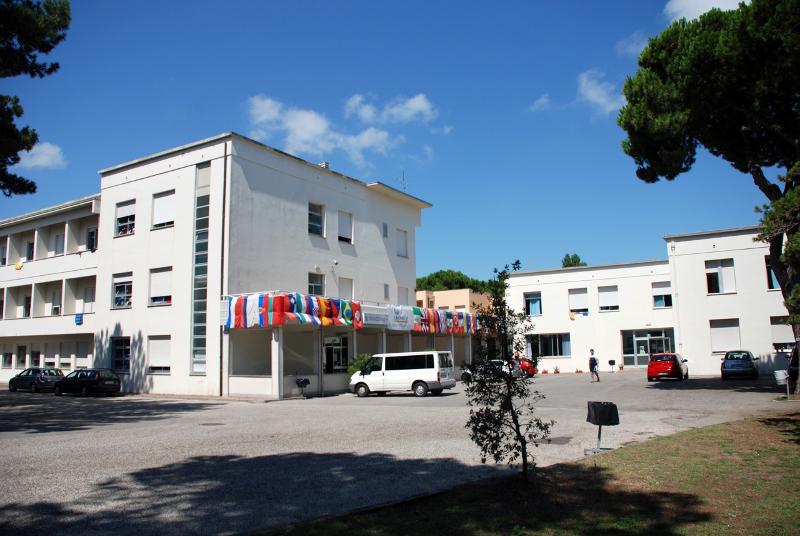 Fachada de la residencia decorada con banderas internacionales en el curso de idiomas en italia 