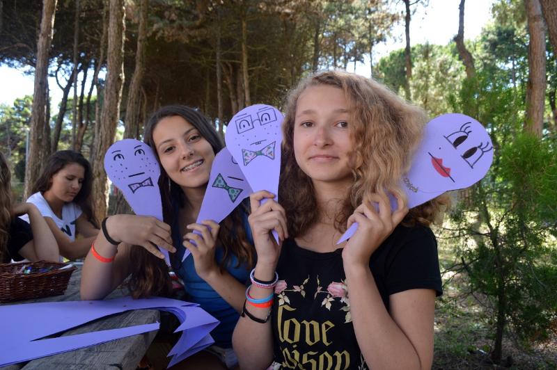 Dos jóvenes sonriendo el el taller de manualidades del curso de idiomas en italia 