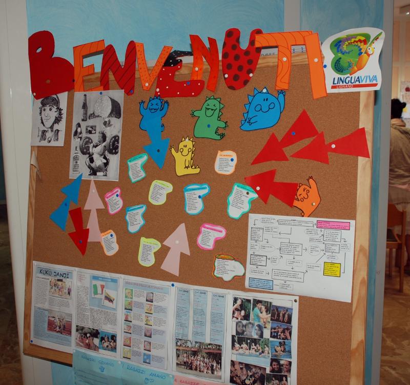 Pizarra del primer dia de clase en el curso de idiomas en italia 