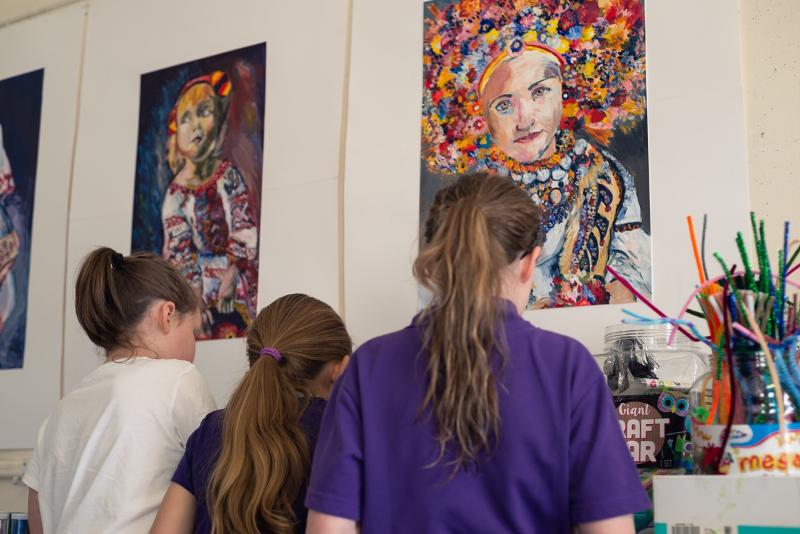 Niñas en una clase de arte en su curso de idiomas en Escocia