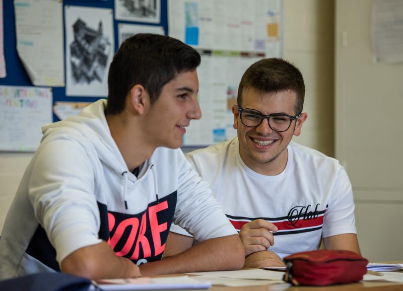 Compañeros riéndose en las clases de idiomas del curso de idiomas juvigo