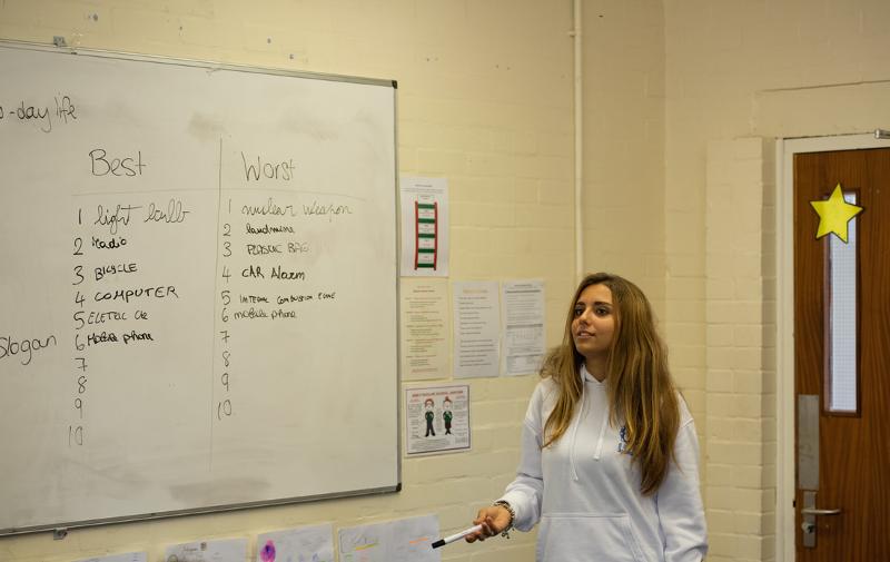 Joven explicando el temario en clase del curso ingles escocia 