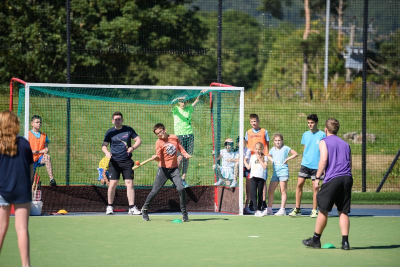 Grupo de niños jugando al cricket en el curso de ingles en escocia 