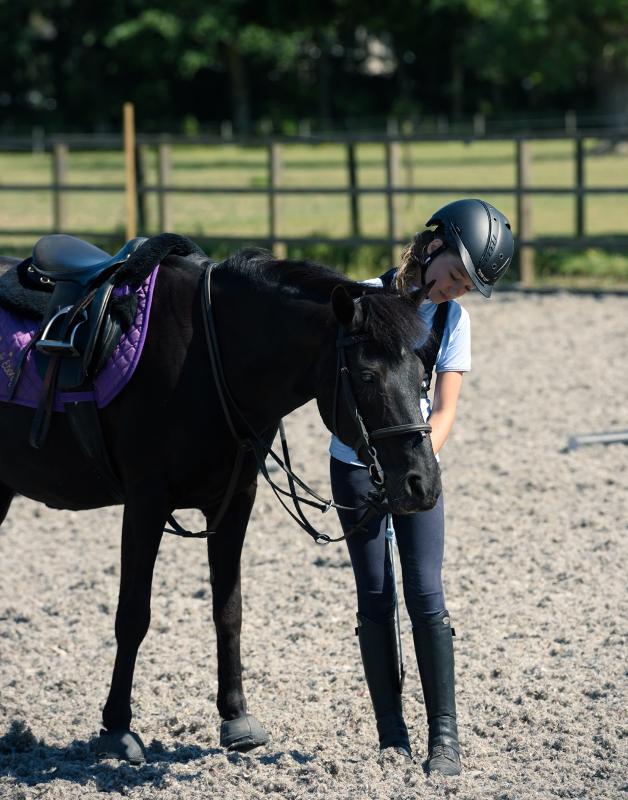 Chica con un caballo en un curso idiomas en Escocia 