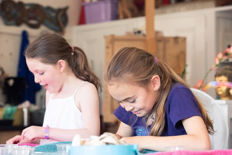  dos niñas hacen pulseras en el curso inglés extranjero para niños