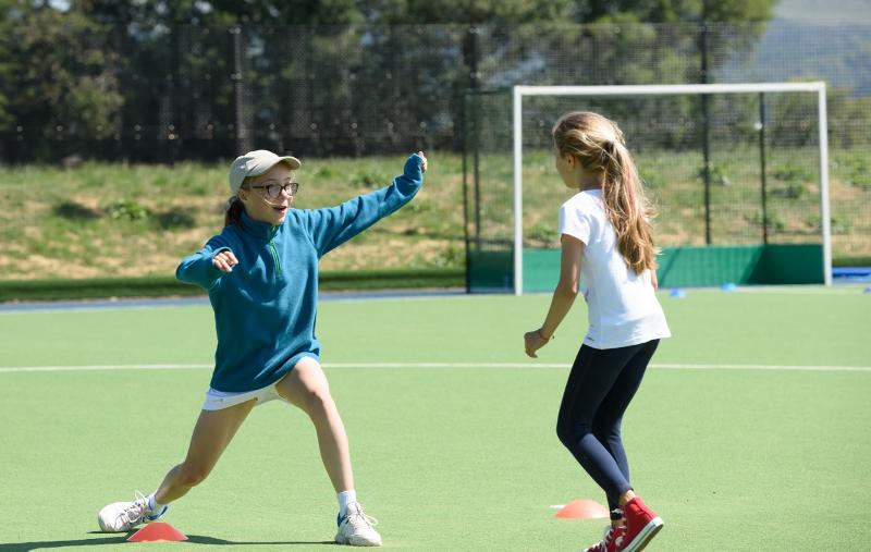Niñas riéndose y jugando al fútbol en el curso de ingles en escocia