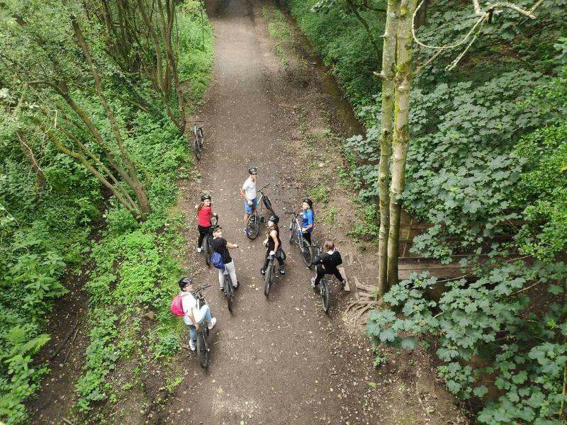 grupo de jóvenes en ruta en bicicleta en el curso de ingles escocia 