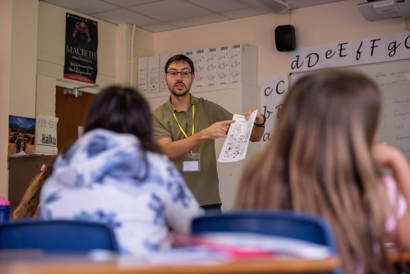 Profesor dando clase de inglés en el curso de ingles escocia 