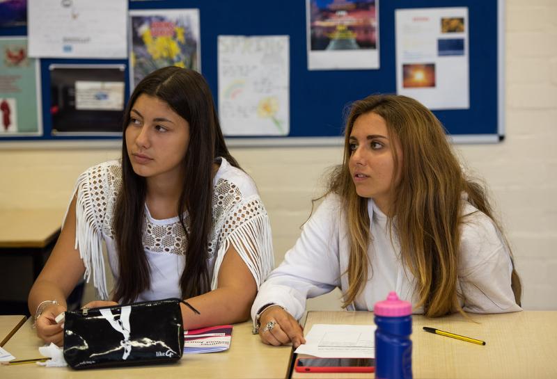 Dos chicas concentradas atendiendo las clases del curso ingles en escocia 