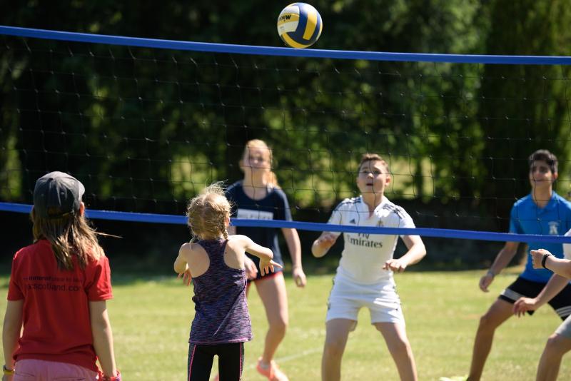 JNiños jugando al volleyball en equipos en el curso ingles escocia 