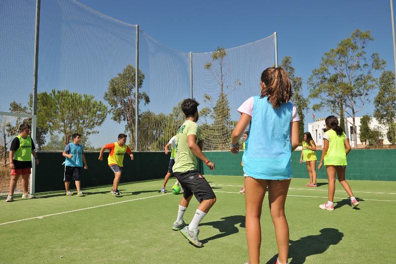 hora de jugar en equipo en el campamento de verano en huelva