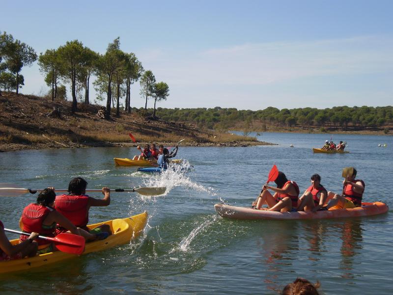 en el embalse del campamento de verano en huelva