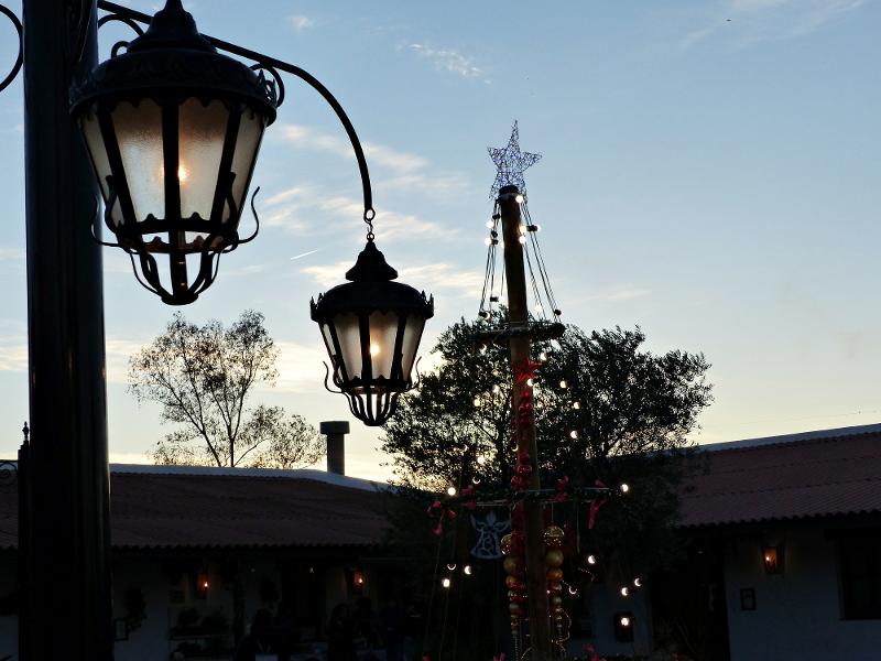 Árbol de Navidad sin iluminar durante unas vacaciones con niños