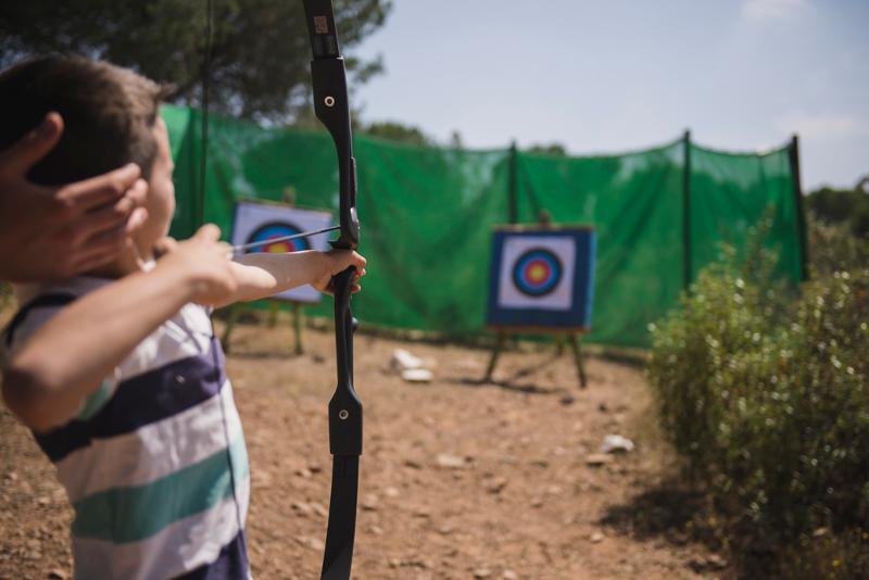 tiro con arco en el campamento de verano en andalucia