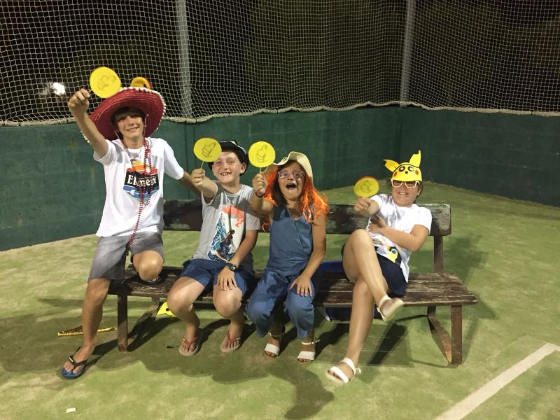 Niños valorando durante un concurso de talentos en un campamento de verano
