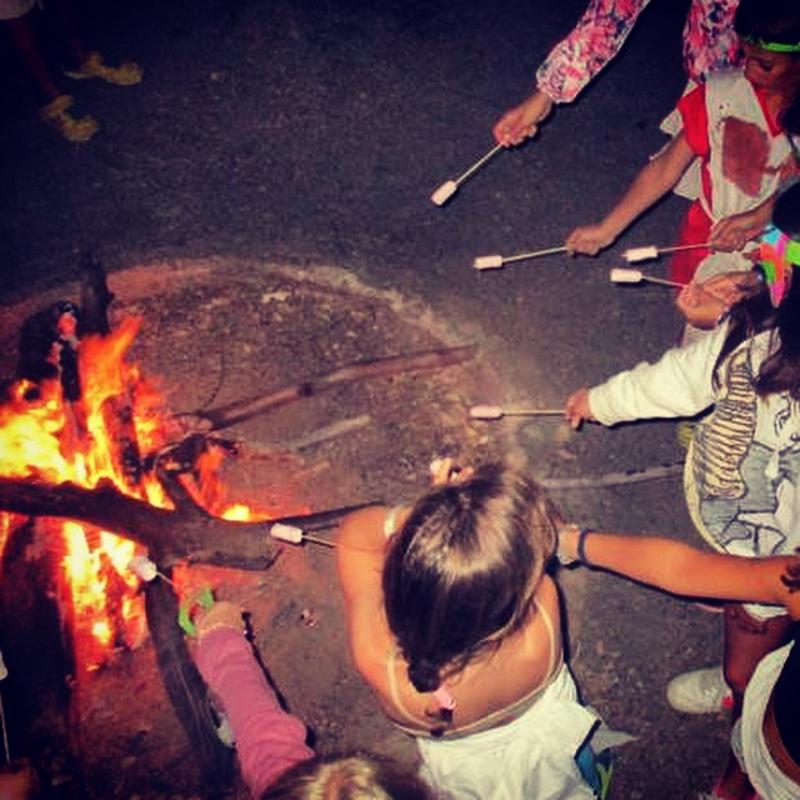 Foto de una hoguera durante un campamento de verano en Huelva