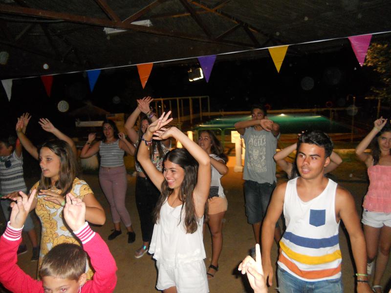 Jóvenes participando en un campamento multiaventura Andalucia