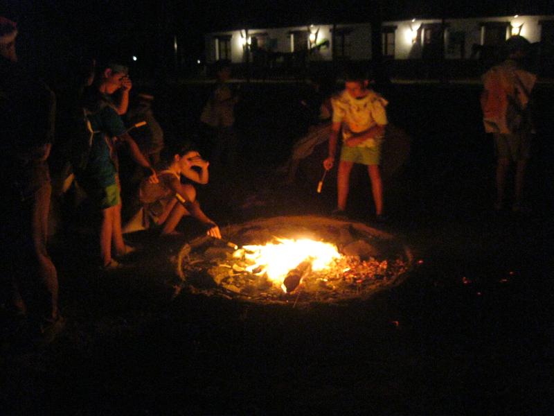 Foto de una velada nocturna durante un campamento de verano en Huelva