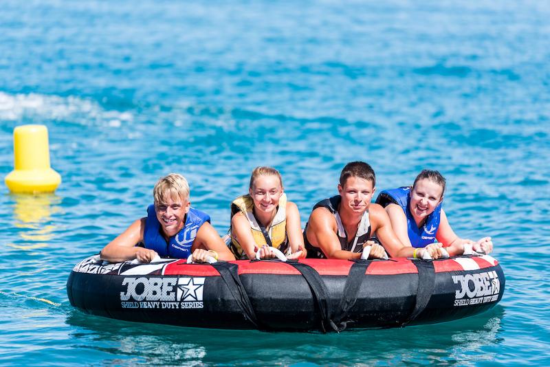 Grupo de chicos en un bananaboat en Antibes en el curso de frances en francia