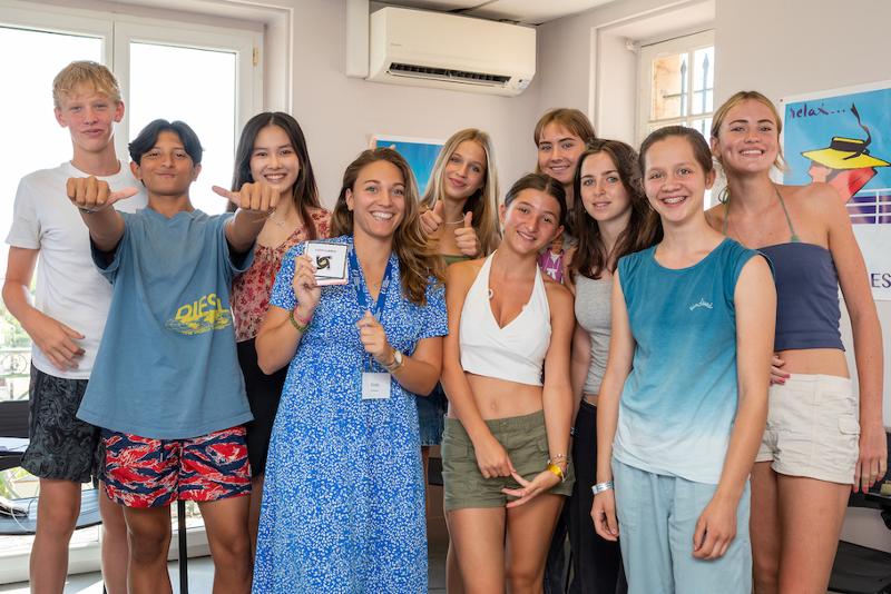 Niños con su profesora sonriendo en una foto grupal en el curso de frances en francia
