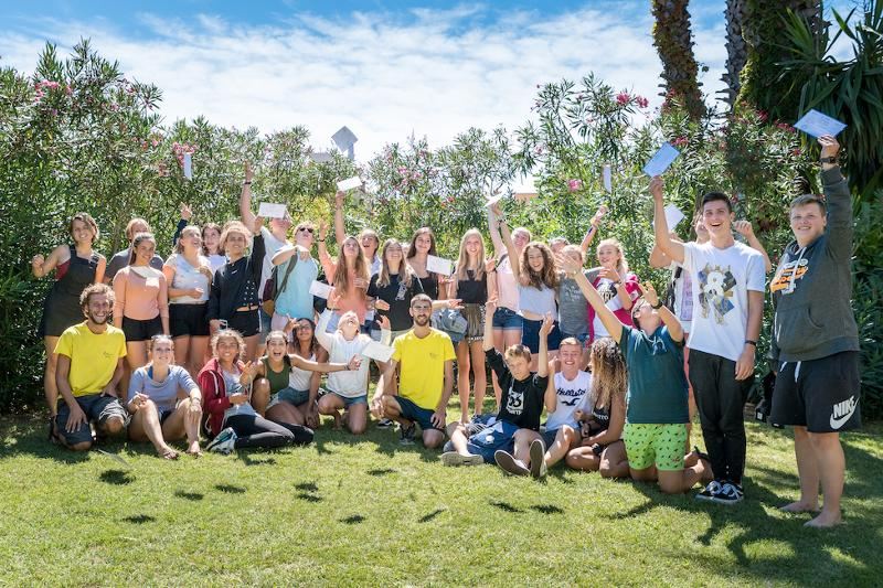Foto grupal con certificados en mano en el curso de frances en francia