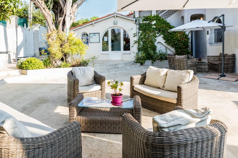 Jardín exterior con sillones y mesita en el curso de idiomas en francia