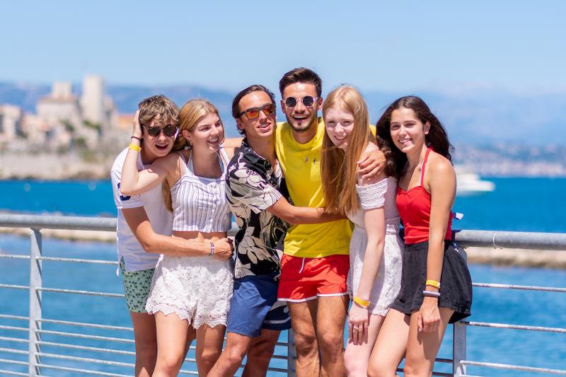 Foto grupal frente al mar en el curso de idiomas en francia