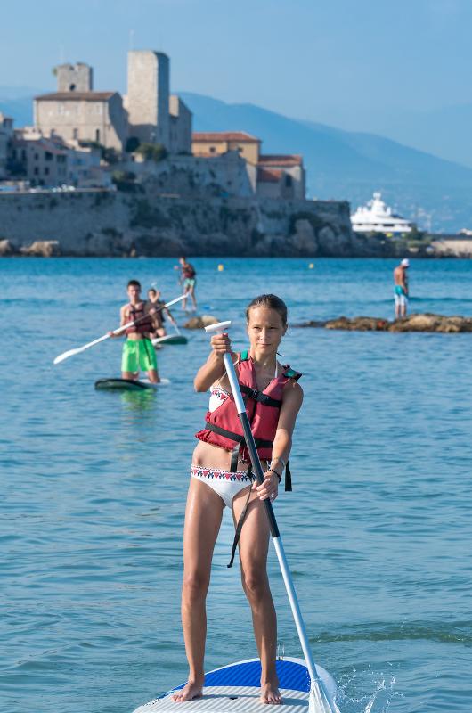 Chica haciendo Paddle surf en Antibes en el curso de idiomas en francia