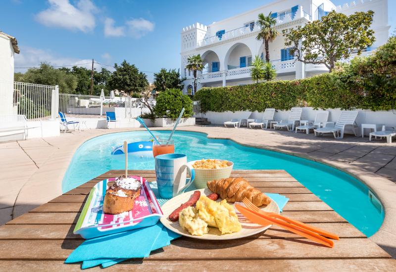 Desayuno completo frente a la piscina en el curso de idiomas en verano