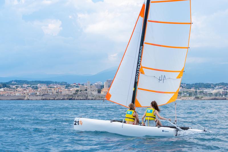 Dos chicas haciendo vela en Antibes en el curso de idiomas en francia