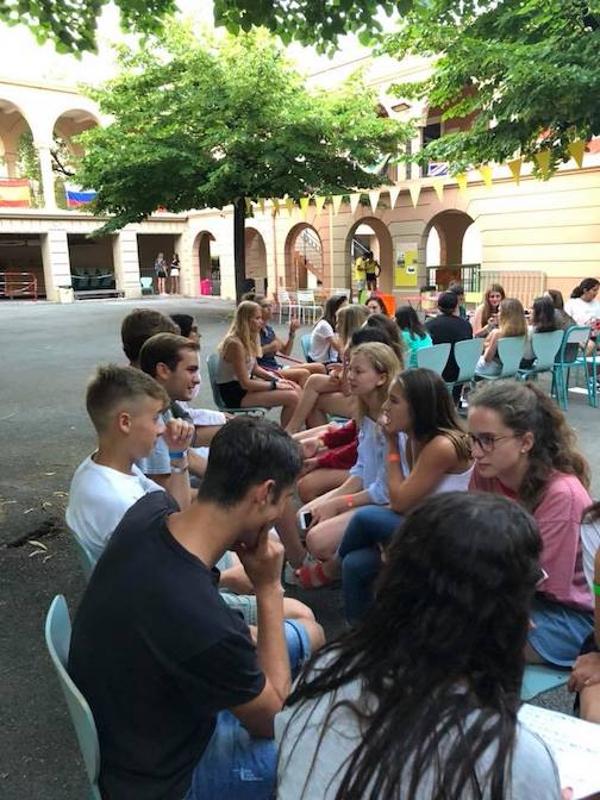 Grupo de chicos y chicas hablando en el patio en el curso de idiomas en francia