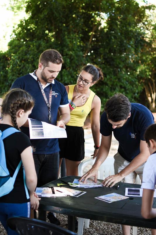 Organizadores viendo mapas de Cannes en el curso de idiomas en francia