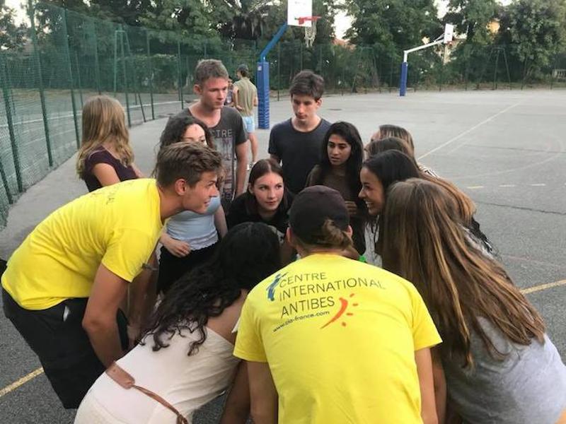 Grupo de estudiantes preparándose para jugar al baloncesto en el curso de idiomas en francia